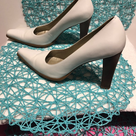 BCBG Women’s heel shoes - SIZE 8 1/2 - Color White - Picture 6 of 7